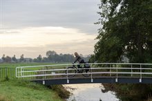Een fietser op de brug op het Tolpad in Heemskerk 04