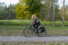Een fietser op het fietspad Princenboschpad in Velsen 012