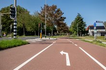Voorsorteerstroken op fietspad bij Duinweg in Heemskerk